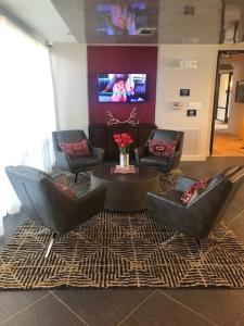 Apartments for rent in Sugar Land, TX - Clubroom Seating Area with TV