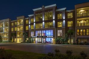 Apartment Rentals in Sugar Land, TX - Community Exterior Front of Building at Night