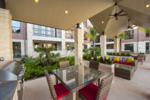 Apartments for rent in Sugar Land, TX - Outdoor Grilling Area with Seating