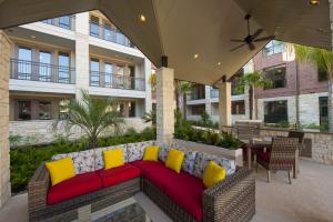 Apartments for rent in Sugar Land, TX - Outdoor Patio Seating Area