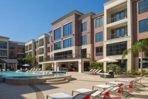 Apartment Rentals in Sugar Land, TX - Pool and Patio Area with Lounges